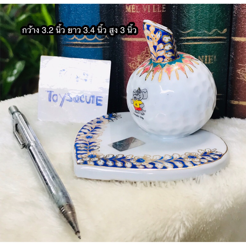 แท่นที่เสียบปากกาทรงลูกกอล์ฟ งานเบญจรงค์ ของที่ระลึกกีฬาซีเกมส์ 1985 (ปี พ.ศ 2528) ครั้งที่ 13