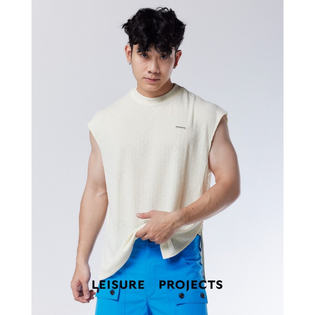 (LEISURE PROJECTS) Knit sleeveless t-shirt เสื้อเเขนกุดผ้าถักไหมพรม ดีเทลผ่าชายด้านข้าง