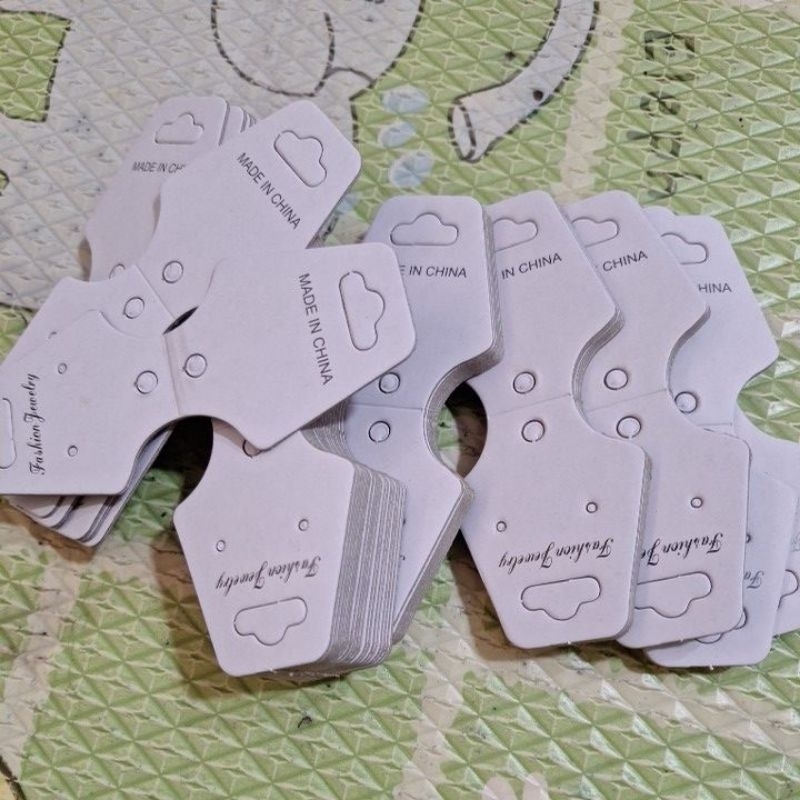 กระดาษ คล้องสินค้า ขนาด 4.5 * 11.5 cm 1 ก้อนมี 100 ใบ งานกระดาษแข็งหลังน้ำตาล