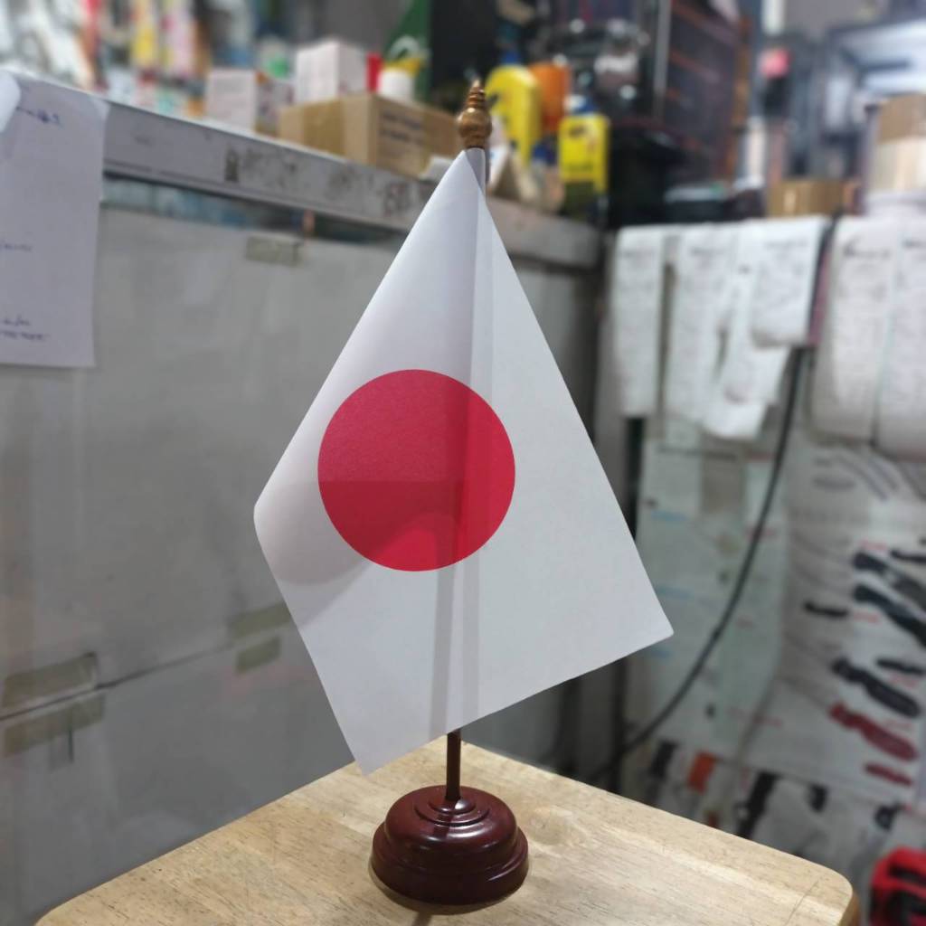 JAPAN ญี่ปุ่น ธง ธงเดี่ยว ธงตั้งโต๊ะ ขนาด 14×20cm เสาขนาด เส้นผ่านศูนย์กลาง 7.5cm สูง 35cm ไรท์สาระกับครูแว่น Tec40store