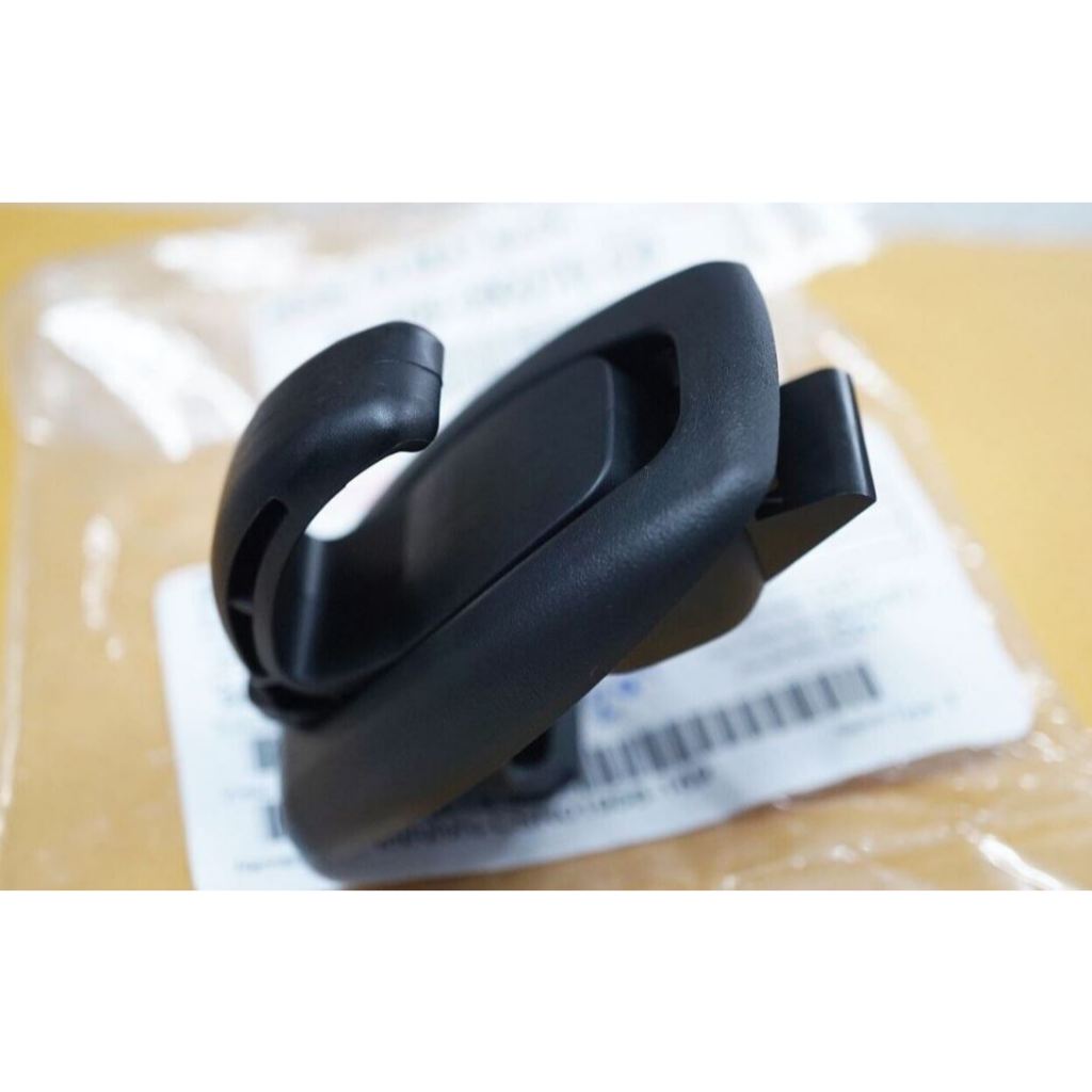 94.(ของแท้) 71759-0K070-C0 ตะขอแขวนของหลังเบาะ Toyota Revo , Fortuner ปี15-22 /เบิกศูนย์
