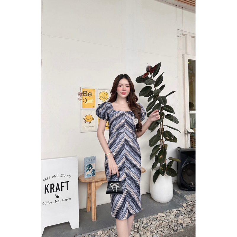 (s-7xl หน้าผ้าเล็ก1 นิ้ว) เดรสยาว ลายทาง+เข็มกลัด สวยหรู งานป้าย chalita
