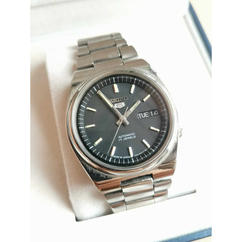 นาฬิกา Seiko 5​ Automatic กลไกลระบบเครื่อง 7009 หน้า​ดำ  หลักแท่งเงิน