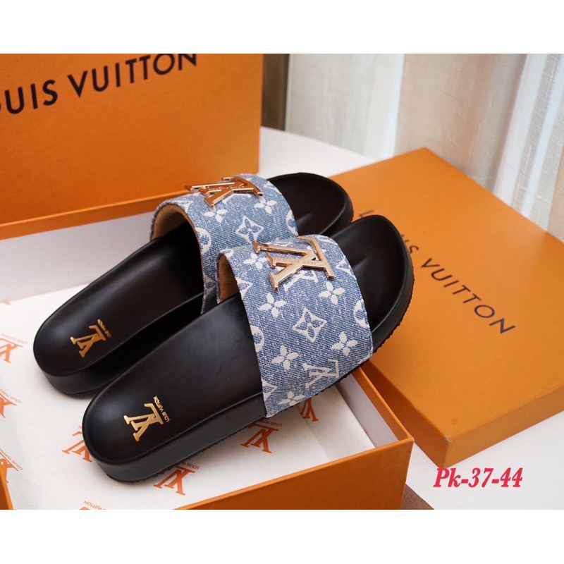 รุ่นไหนคะลูกค้า รองเท้าแตะแบบสวมผู้หญิงผู้ชายใส่ได้เหมือนกันคะ มี37—44 รบกวนทักแม่ค้าก่อนสั่งซื้อนะคะ