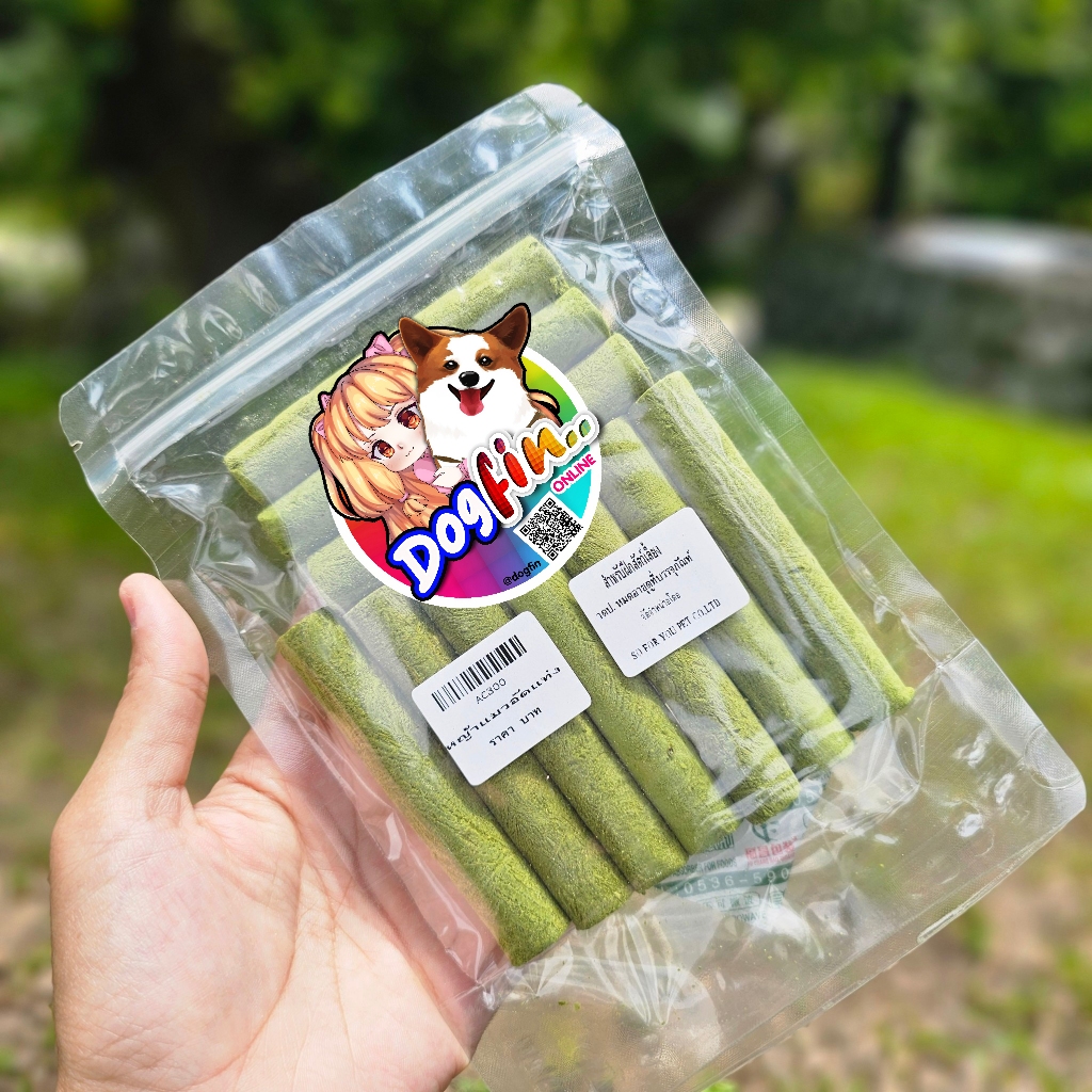 Dogfin (ด็อกฟิน) ข้าวสาลีฟรีซดรายอัดแท่งผสมอกไก่ (หญ้าแมว) ใช้สำหรับทำความสะอาดฟัน กำจัดก้อนขนในท้องน้องหมาน้องแมว