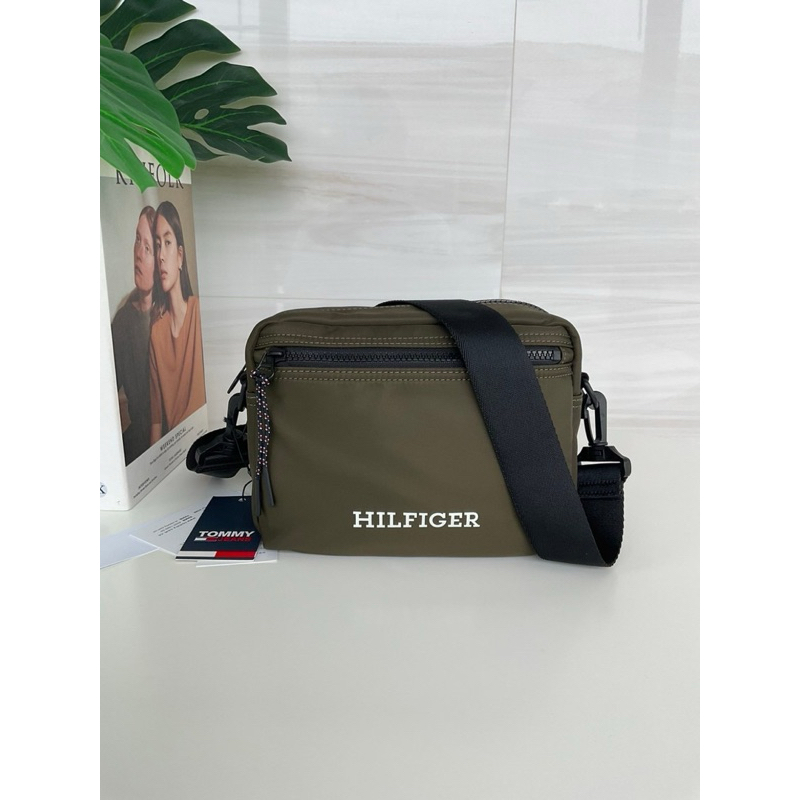 กระเป๋าสะพายข้าง TOMMY HILFIGER MONOTYPE REPORTER BAG