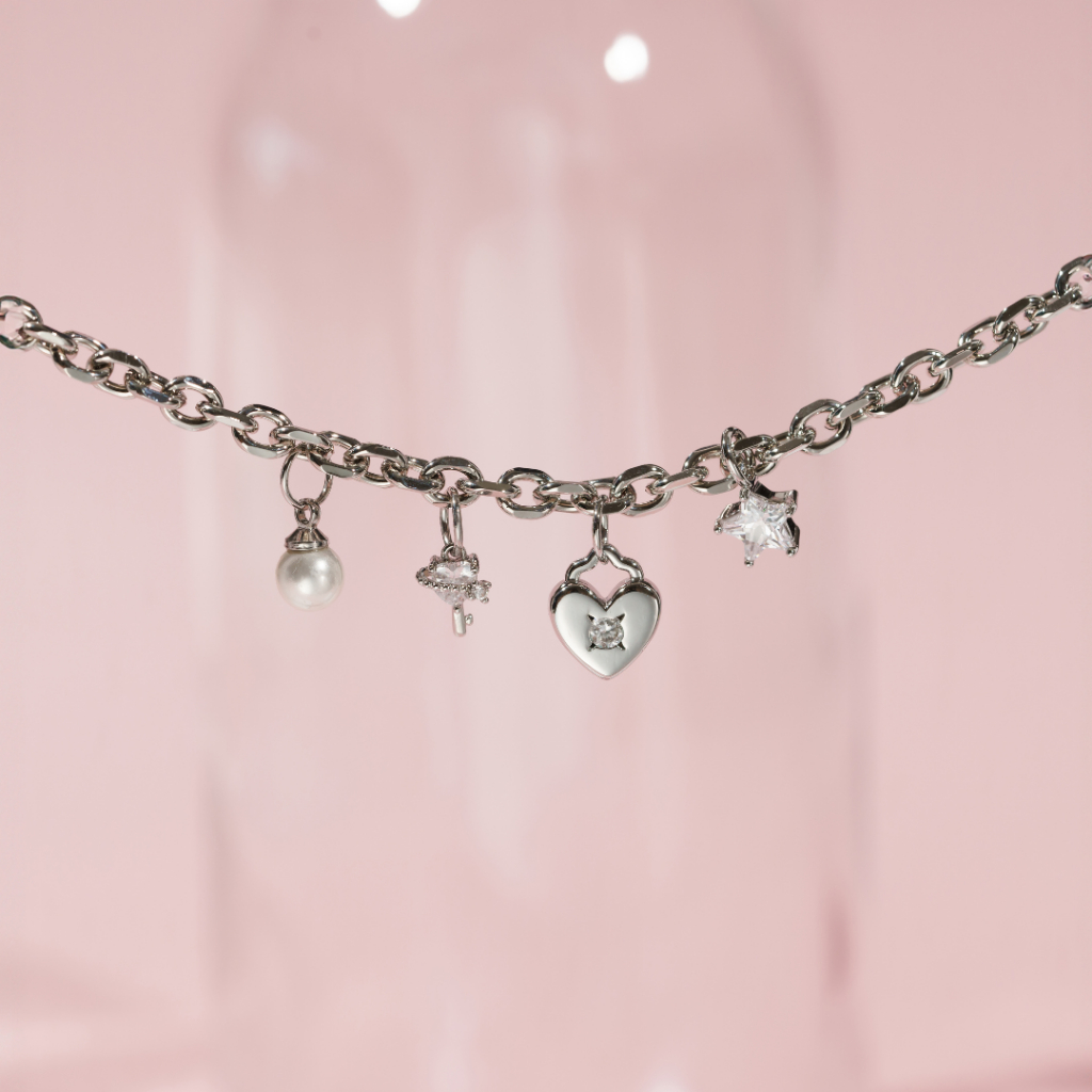 Petite Darling Bracelet สร้อยข้อมือแบบโซ่ห้อยชาร์มตัวล็อคกุญแจ