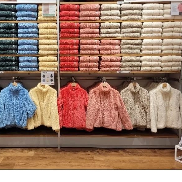 รับหิ้วจาก Shop UNIQLO เสื้อแจ็คเก็ตสำหรับสาวๆ ผ้าฟลีซขนนุ่ม มีซิป แขนยาว เสื้อแจ็คเก็ต ผ้าฟลีซขนนุ่ม มีซิป แขนยาว