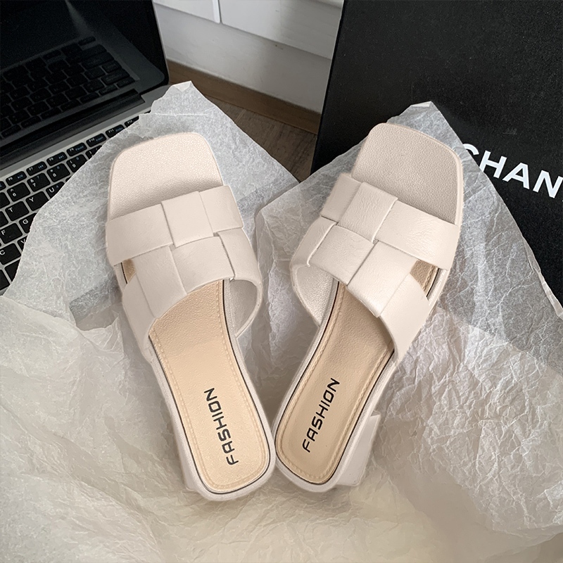QKshop ราคาปังมาก รองเท้าแบบสวมแฟชั่น ดีเทลแต่งสายแบบเก๋ๆ สวมใส่สบายดีไซน์ทันสมัย สีสวยแมทช์ง่าย ใสกับชุดไหนก็เริสนะคุณ