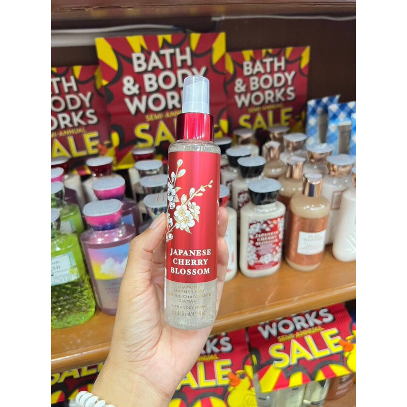 สเปรย์น้ำหอมแบบมีชิมเมอร์ของ 💮 BBW Japanese Cherry Blossom Shimmer Mist 146ml.