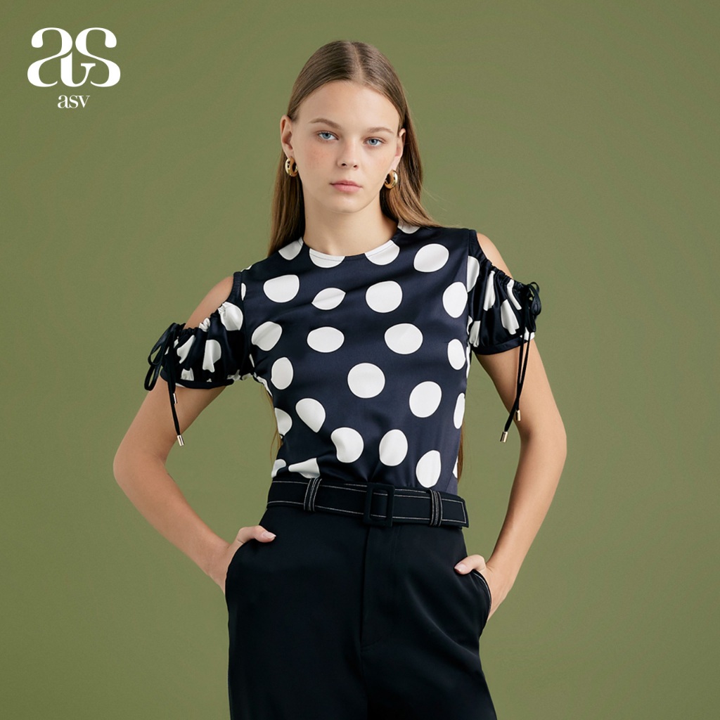 [asv aw24] Polka Dot Cold Shoulder Top เสื้อผู้หญิง คอกลม เว้าไหล่ แขนเสื้อแต่งรูดผูกเชือก ผ้าลายจุด