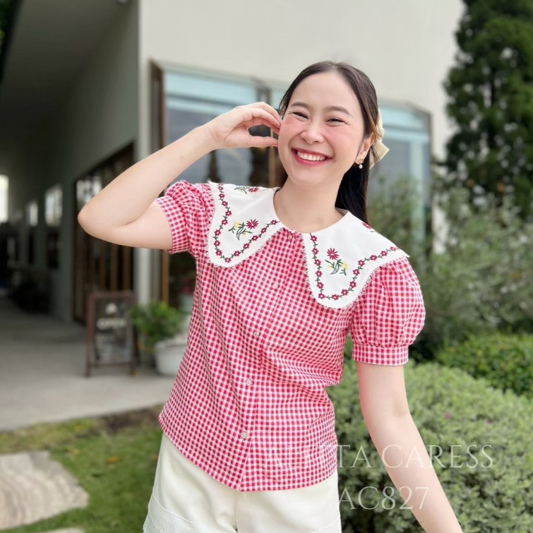ALITTA CARESS : AC827 เสื้อคอปกสีขาวปักลายดอกไม้ เสื้อลายสก็อตเเดงเเต่งหัวใจน่ารักๆ กระดุมดอกไม้