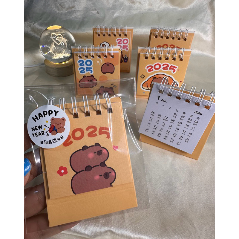 พร้อมส่ง หมูเด้งปฏิทิน2568/2025ของแจกของแถมปีใหม่ปฏิทินตั้งโต๊ะจิ๋ว