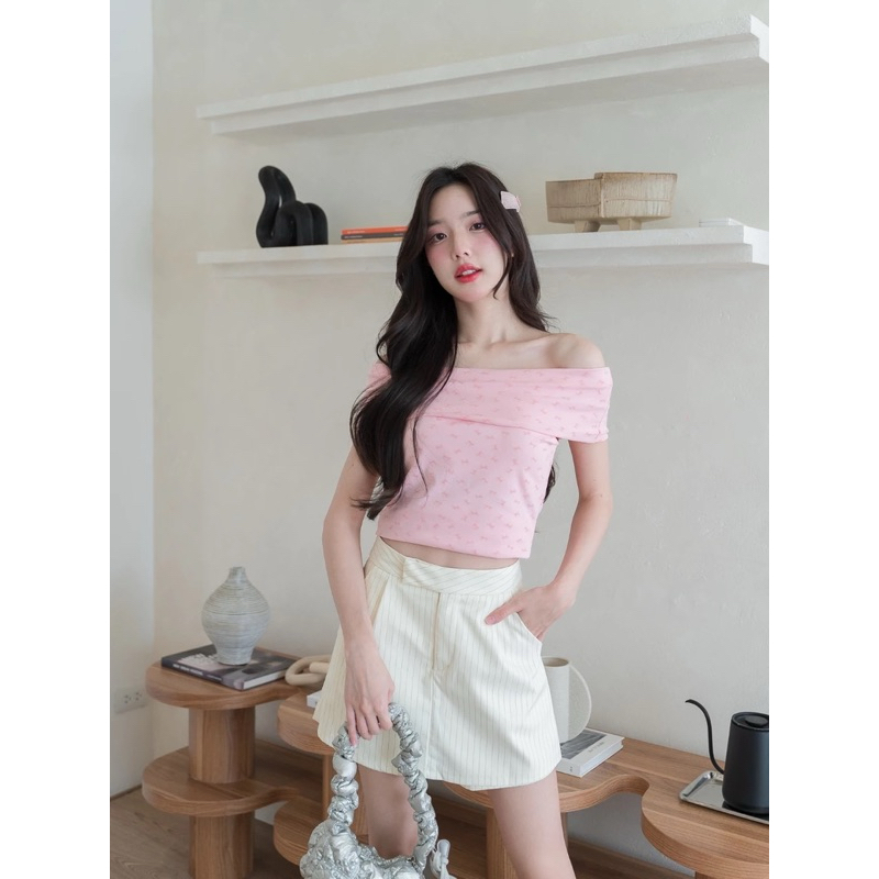 JARINYA เสื้อปาดไหล่ พิมพ์ลายโบว์