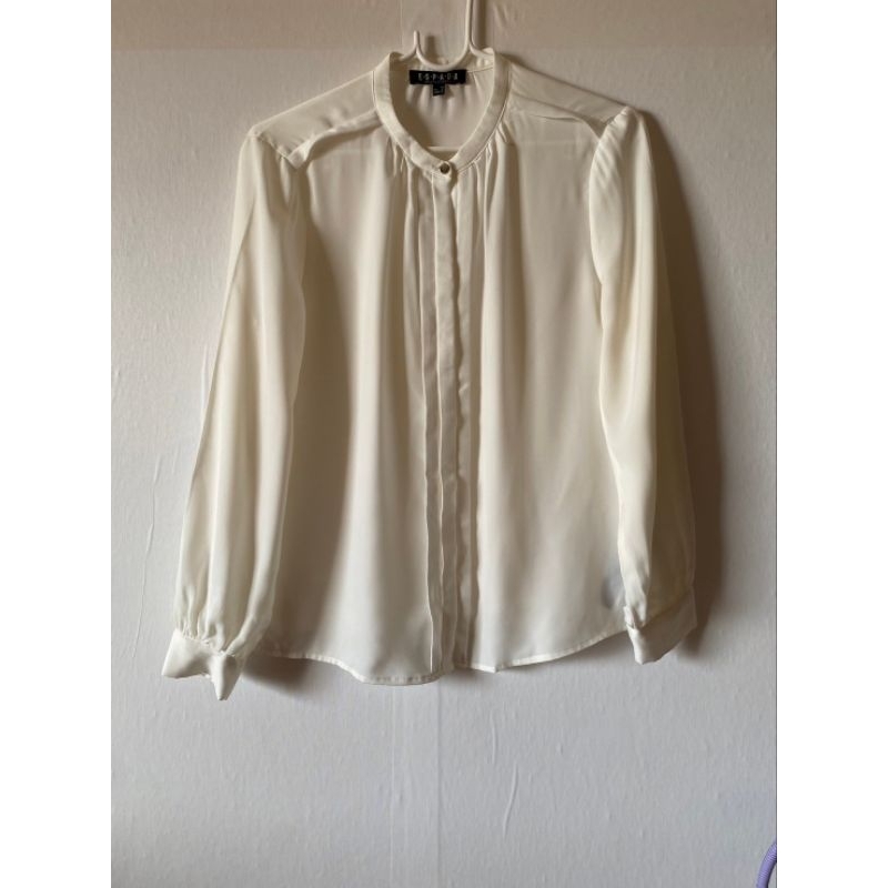 Espada เสื้อทำงานผู้หญิง ของแท้ ช้อปไทย สีครีม ผ้าพริ้วลื่น มือสอง สภาพใหม่ *มีตำหนิ 1 จุดเปื้อนแขนซ