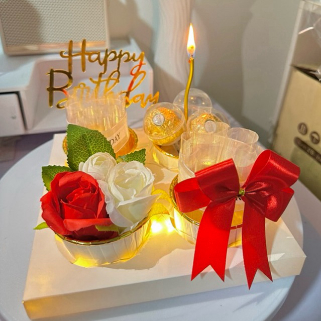 คัฟเค้กเงิน10ใบ กุหลาบแดง-ขาวฟรีป้ายปักเค้กเทียนไฟLEDพร้อมกล่องใสผูกโบว์(สามารถเลือกโทนสีได้ค่ะ)เทียนแถมเป็นบ้างรอบ – โปรปัง