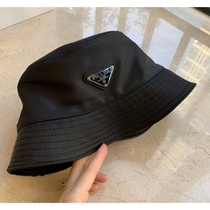 P R @ D A Bucket hat ผ้าไนล่อนหนา อย่างดี สวยหรู #สินค้าพรีเมี่ยมเเท้จากชุดน้ำหอม แพคเกจถุงพลาสติกเเบรนด์สุดหรู