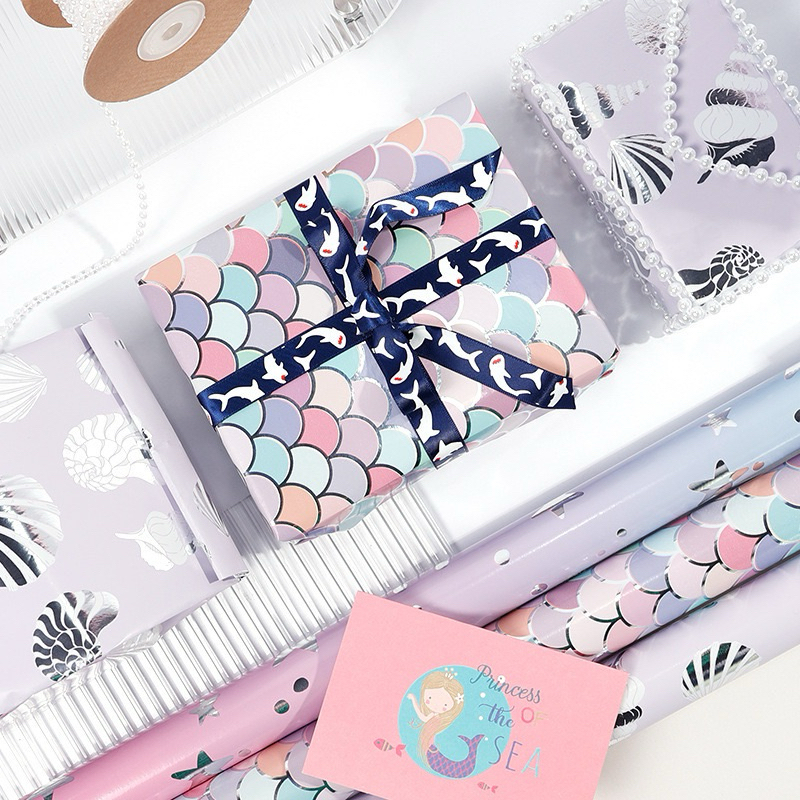 พร้อมส่งในไทย Mermaid Scales Gift Roll - กระดาษห่อของขวัญ ลายเกล็ดนางเงือกเหมาะกับการห่อของขวัญที่พิเศษ