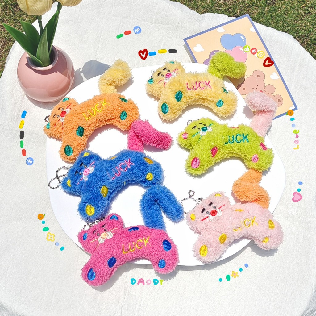 ร้านไทย พร้อมส่ง! พวงกุญแจตุ๊กตา พวงกุญแจแมว หางดัดเป็นทรงต่างๆได้ มีหลายสี ใช้ แขวนกระเป๋า ห้อยกระเป๋าได้