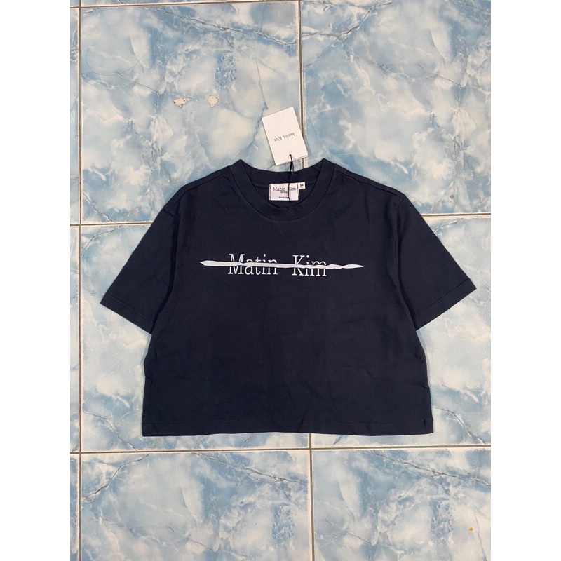 Martin kim เสื้อยืดครอป สีกรม สกรีนด้านหน้า ทรงสวยความยาวกำลังดี ไม่สั้นมาก
