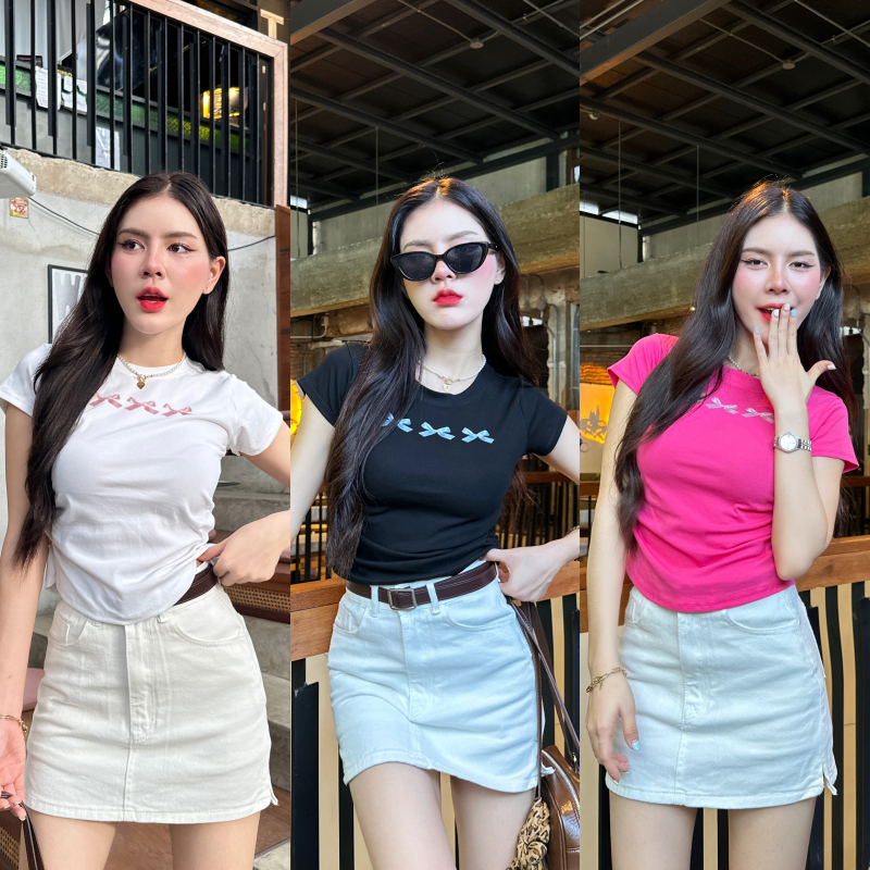 เสื้อยืดทรงคอกลมแขนสั้น ผ้ายืดยูนิ สกรีนโบว์ สไตล์ y2k แต่งจับจีบย่นข้าง ทรงเอวคอด สาวอวบใส่ได้ รุ่น จั๊มเอว3โบว์