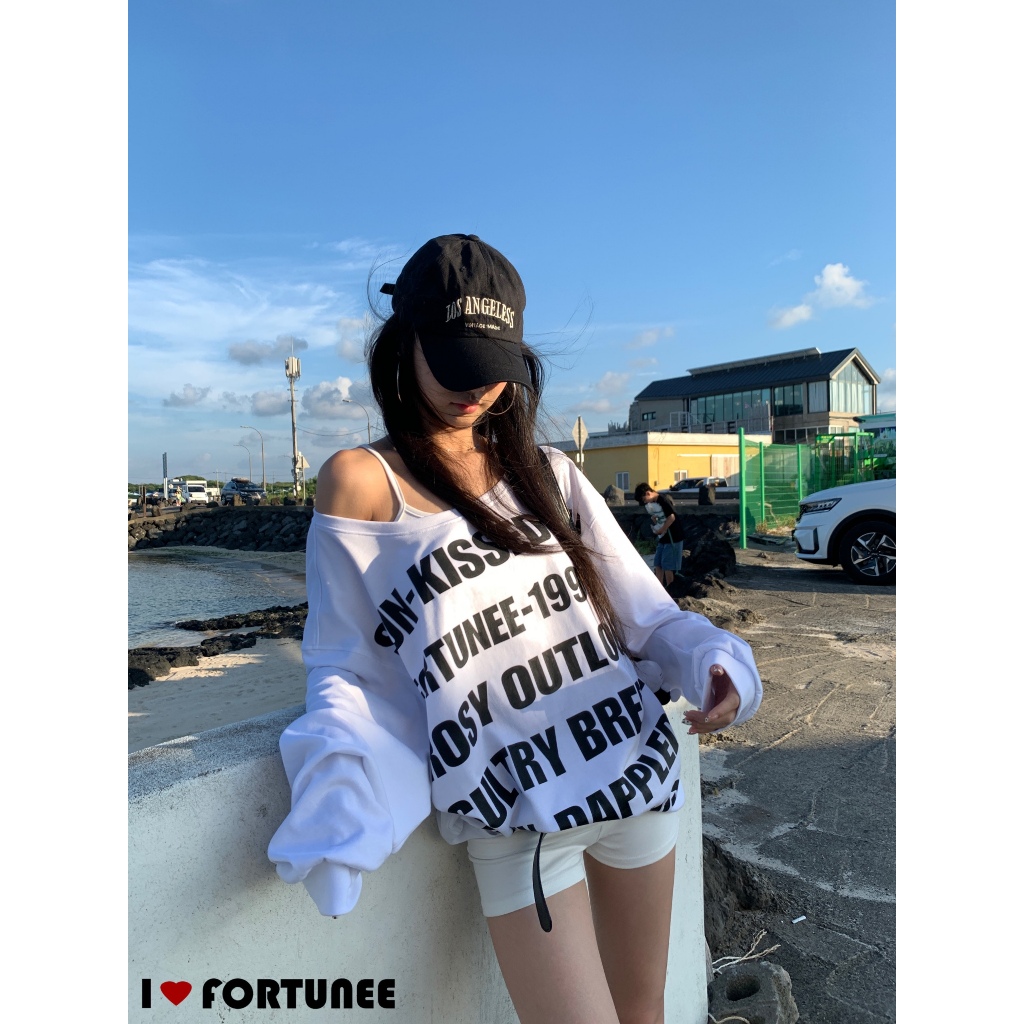 Fortunee เสื้อสเวตเตอร์แขนยาวสไตล์หลวมดีไซน์ไหล่เฉียง พิมพ์ลายตัวอักษรด้วยเทคนิควอเตอร์มาร์ด
