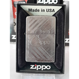 ZIPPO 28182  PLANETA 80TH ANNIVERSARY   ผลิตปี2014  สีเงินผิวโครเมี่ยม ลายแบบเลเซอร  ของใหม่ไม่ผ่านการใช้งาน