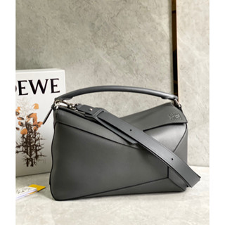 พรี​ ราคา10800 Loewe Puzzle หนังวัว กระเป๋าสะพายข้าง กระเป๋าสะพาย36.5*23*19cm