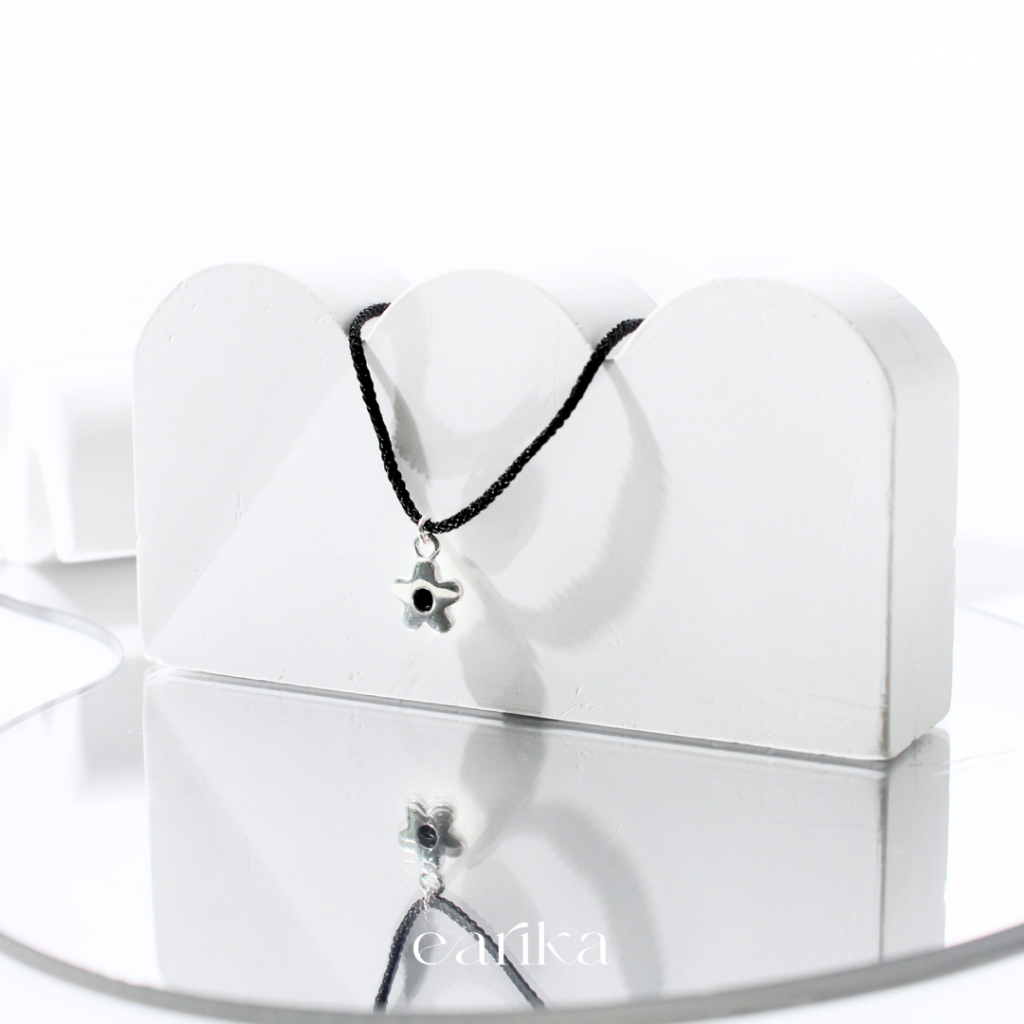 earika.earrings - midnight flora anklet สร้อยข้อเท้าจี้ดอกไม้เงินตรงกลางสีดำ เงินแท้ (ขนาดฟรีไซส์) ผ