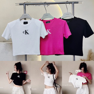 พร้อมส่ง🍑 siwashop #3339 เสื้อยืดครอป คอกลม สกรีน CK ไหล่เสริมฟองน้ำ ผ้านิ่มเด้ง สวยมาก