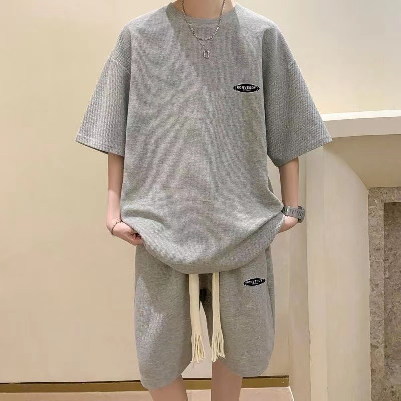 พร้อมส่งM-3XLเสื้อเชิ้ตผู้ชาย (เสื้อ+กางเกงขาสั้น) พิมพ์ลายโลโก้ ดีไซน์เก๋ ขนาดมาตรฐาน มี 5 สี