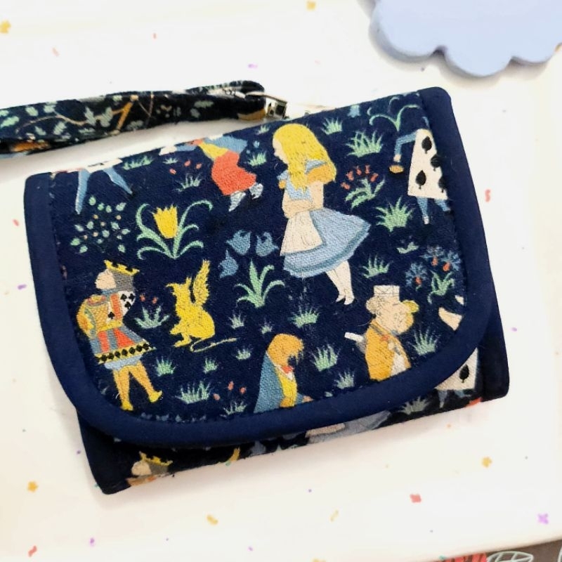 ♥️♦️♠️ กระเป๋าสตางค์ผ้า ลาย อลิซ อิน วันเดอร์แลนด์ ผ้านำเข้า alice in wonderland ราคา ถูกที่สุด ดีลบีเคเค แกลเลอรีภาพที่ 2