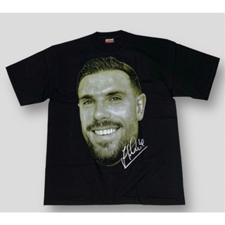 BTHD เสื้อยืดคอฟิต รุ่น Jordan Henderson สีดำ ลายนักฟุตบอล สไตล์วินเทจ