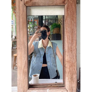 RELAX DENIM JACKET   แจ็กเก็ตยีนส์ ผ้าฟอกสวย  ดีเทลเพิ่มความเก๋ด้วยคอปกสีขาว แมตกับลุคง่ายๆ ได้ดูดีมาก
