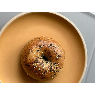 Sourdough Sesame Bagel (ขนมปังเบเกิลงา) มีราคาขายส่งสำหรับร้านค้า