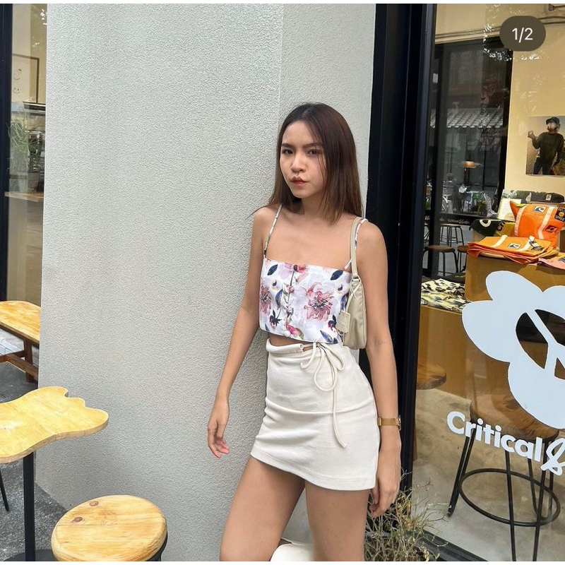 (ทักแชทถูกกว่า) Julia.apparels flore top white  Size L เสื้อครอปสายเดี่ยวลายดอก