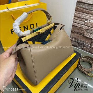 Fend! peekaboo Monster handle bag 9" กระเป๋ายอดนิยมของแบรนด์ ดีไซน์สวยเรียบหรูแฝงด้วยความเก๋ มาพร้อมสายยาว