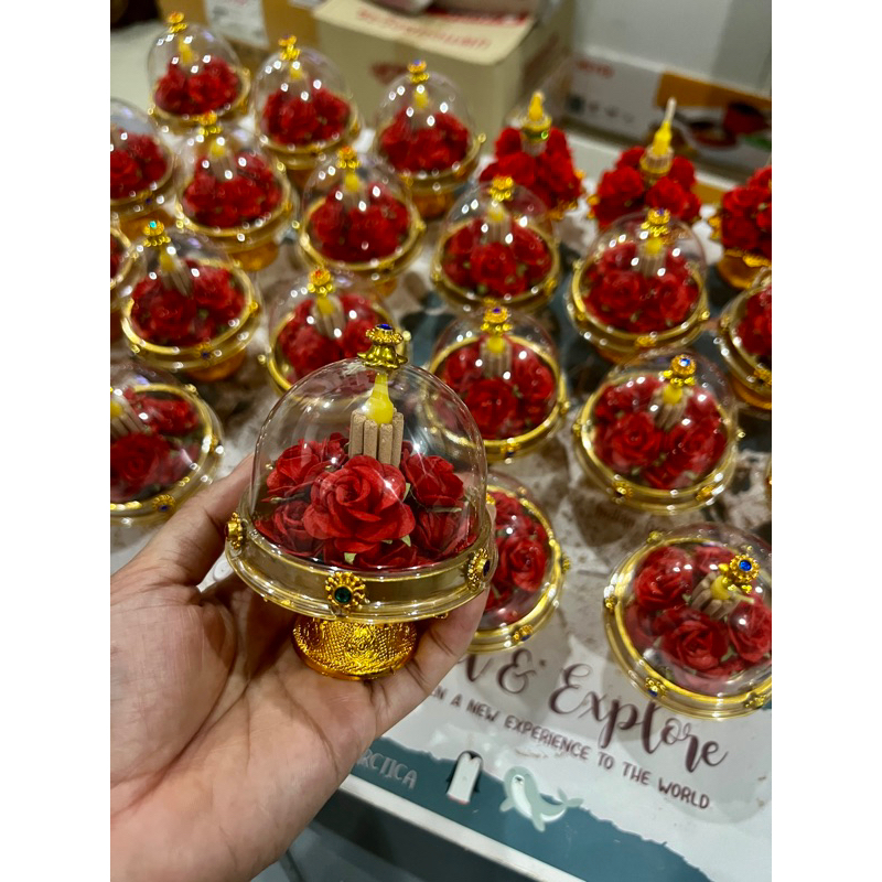 พานกุหลาบ+ธูปเทียน 9 ดอก  ขนาดพานกว้าง 7 ซม. ขนาดน่ารักเหมาะกับหิ้งขนาดเล็กค่ะ