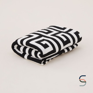 SARABARN Geometric Blanket | ผ้าห่มลายเรขาคณิต สีดำ