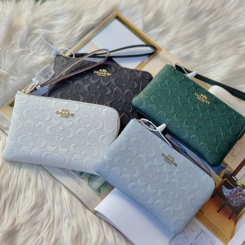 Corner Zip Wristlet C6879 (6.2 นิ้ว) พร้อมสายรัดข้อมือ กระเป๋าสตางค์ผู้หญิง COAC H กระเป๋าใส่เหรียญ พิมพ์นูน