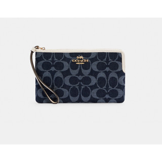 กระเป๋า Coach Large Corner Zip Wristlet In Signature Jacquard