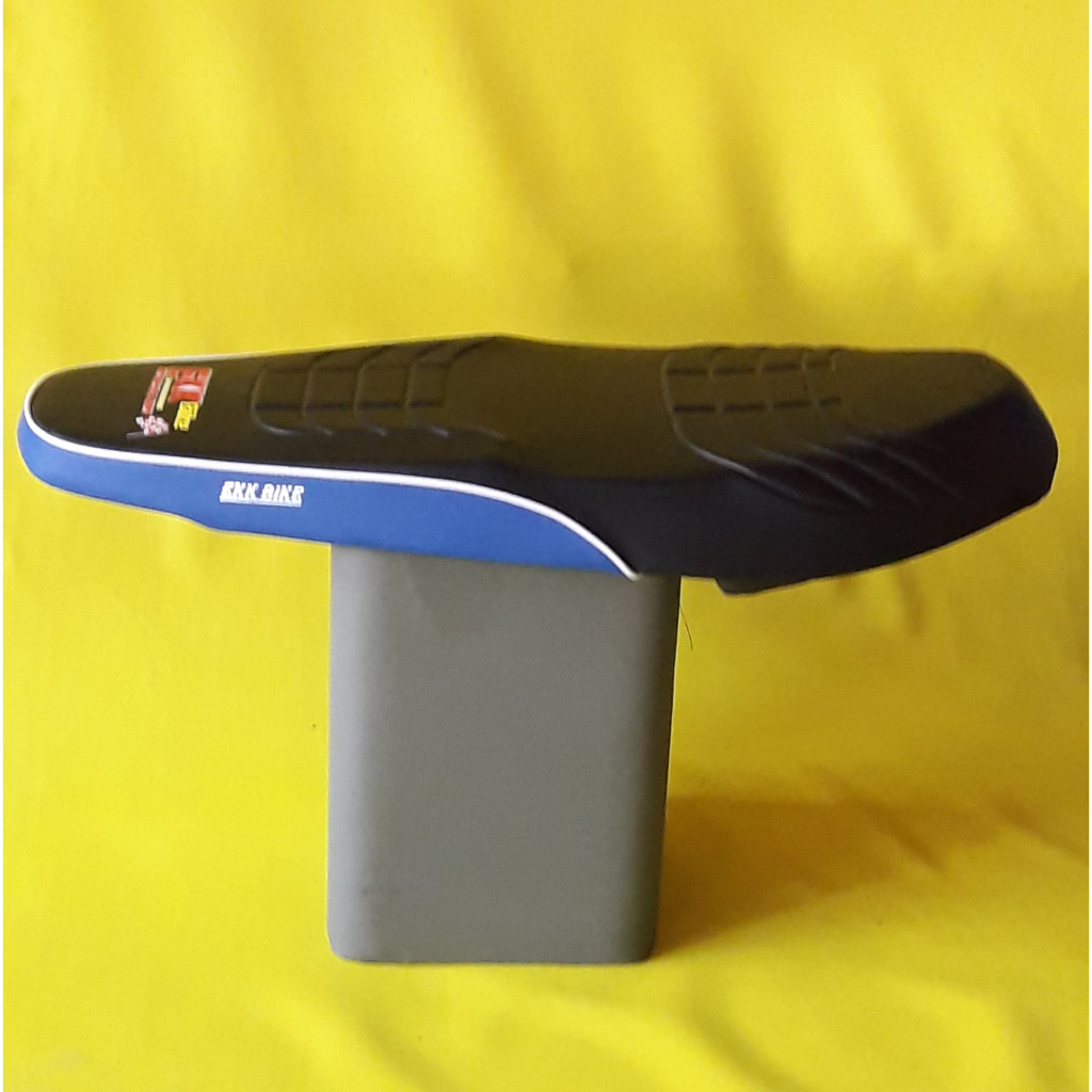 เวฟ110i  2014 [น๊อต]ปาดทรงกลางไม่บางมากนั่งสบายหุ้มหนังลายอาร์ตสีดำข้างนำ้เงินคิ้วขาวและแดงคิ้ขาว