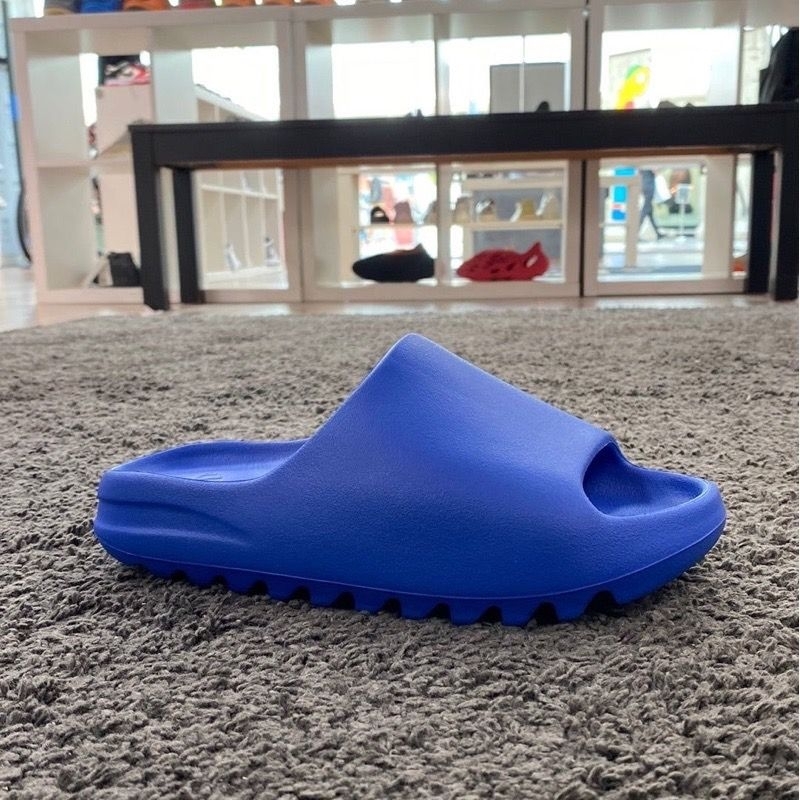 📌สีหายาก รองเท้าแตะ yeezy slide 📌มีกล่อง📦 ผิวหยาบ พื้นโลโก้ ด้านในปั้ม มีป้ายQR CODE รองเท้าแตะไซส์ใหญ่ นุ่มสบาย⭐️