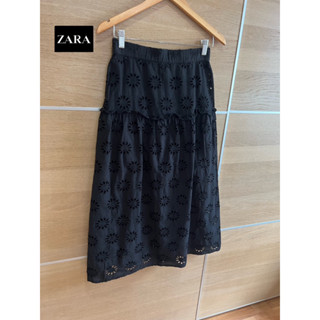 ZARA x S กระโปรงผ้า cotton ลูกไม้ฉลุ สวย ดำสนิท มีซับช่วงด้านบน งานซิปข้าง สม็อคหลัง Tag ครบ เอว 27-28  Code: 1381(8)