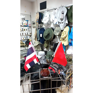ธงไทย ธงสวิสเซอร์แลนด์ ไทย สวิสเซอร์แลนด์ THAILAND SWITZERLAND ธงนานาชาติ ธงตั้งโต๊ะแบบตัววี ขนาด 14×20cm เสาไม้