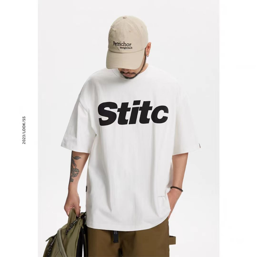 teetwoone เสื้อยืดคอกลม แขนสั้นผู้ชายสบายๆ oversize ผ้าฝ้ายนิ่มมาก สไตล์เกาหลี ลายตัวอักษร"Stitc" ขาว ดำ s-3xl