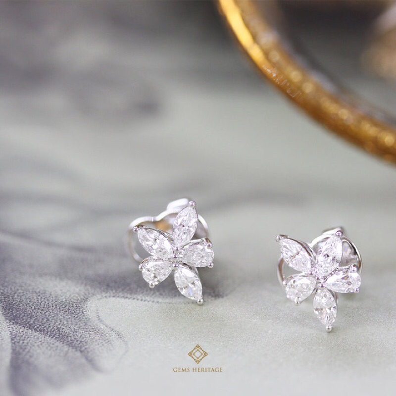 Gems Heritage : ต่างหูเพชรแท้ เรือน 18K ทองคำขาว Flower diamond earrings (erwg231)