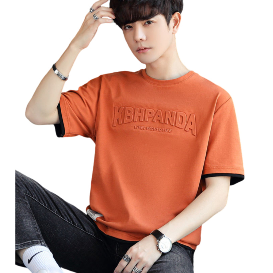 LEO.MAN เสื้อยืดคอกลมเเขนสั้นผู้ชาย อักษรนูนที่หน้าอก รุ่น M0910