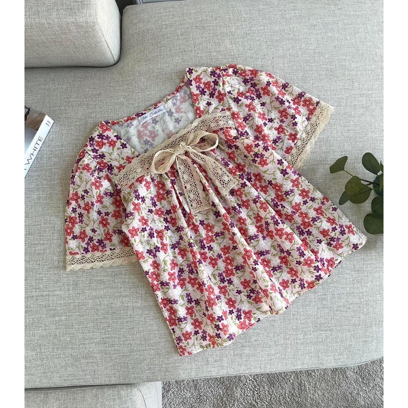 NITTA COLLECTION เสื้อพิมพ์ลายดอกไม้ แขนแต่งโคเช อกแต่งโบว์โคเช