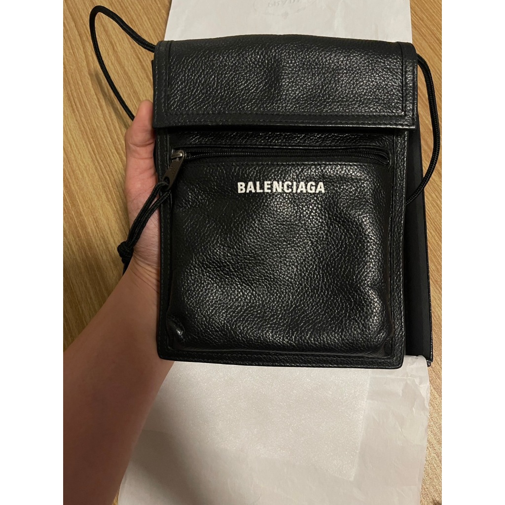 กระเป๋าสะพาย Balenciaga ของแท้ รุ่นหนังหายาก อุปกรณ์ครบตามภาพพร้อมใบเสร็จ